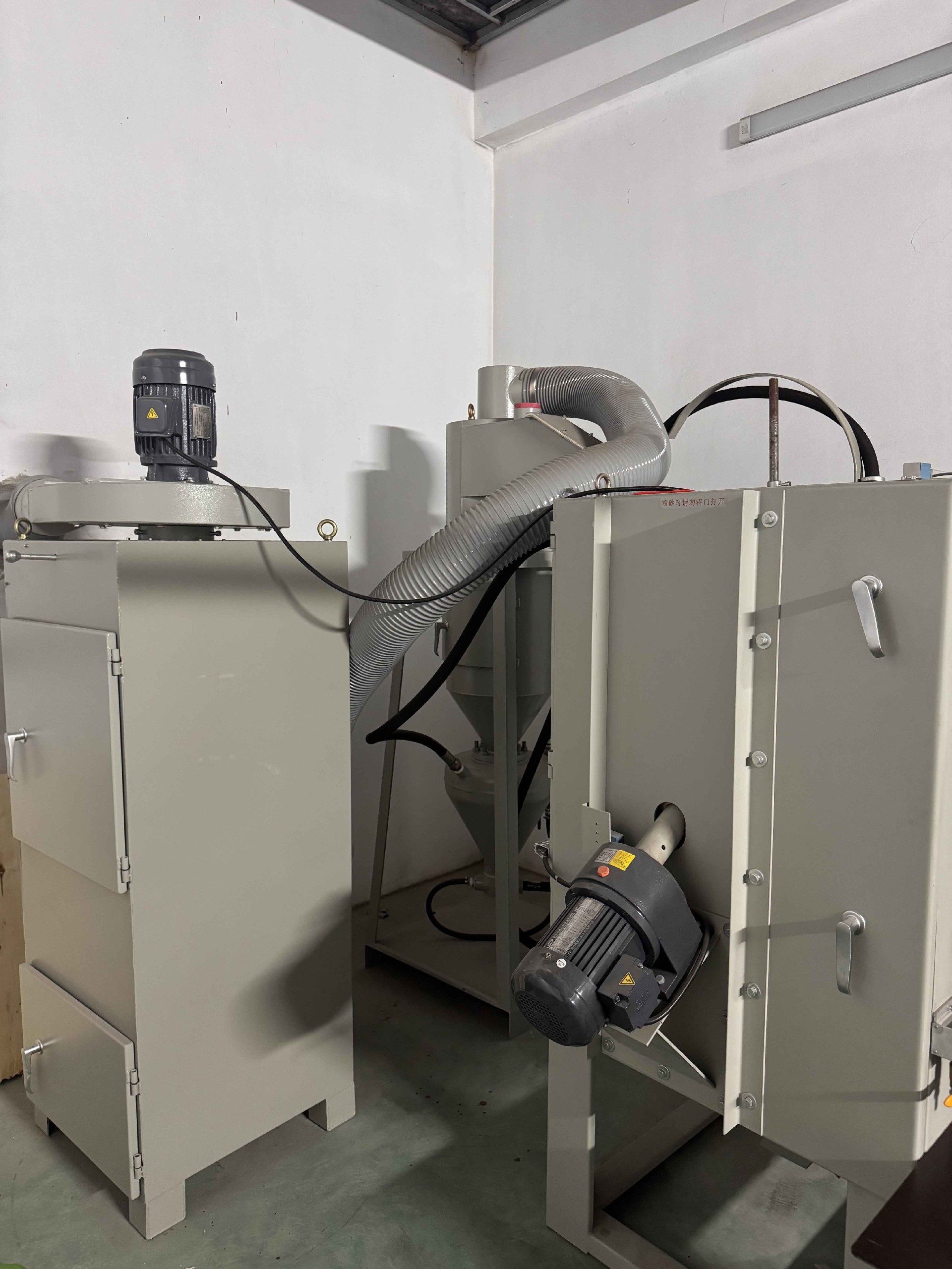 Máy phun cát áp lực dạng lồng quay 